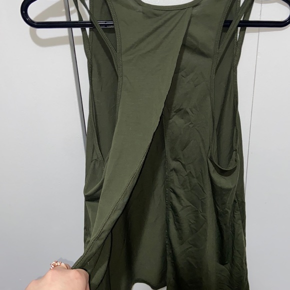 Backless workout top - Picture 2 of 2